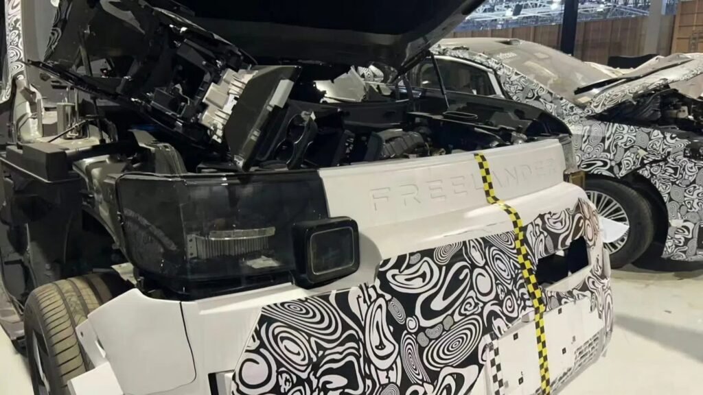 New SUV Might Replace Evoque And Discovery Sport